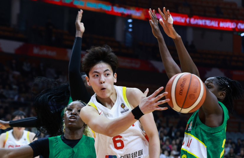乐鱼体育登录入口-女篮队长首秀！杨舒予14+5+7扮攻传核心 7助攻全场最高
